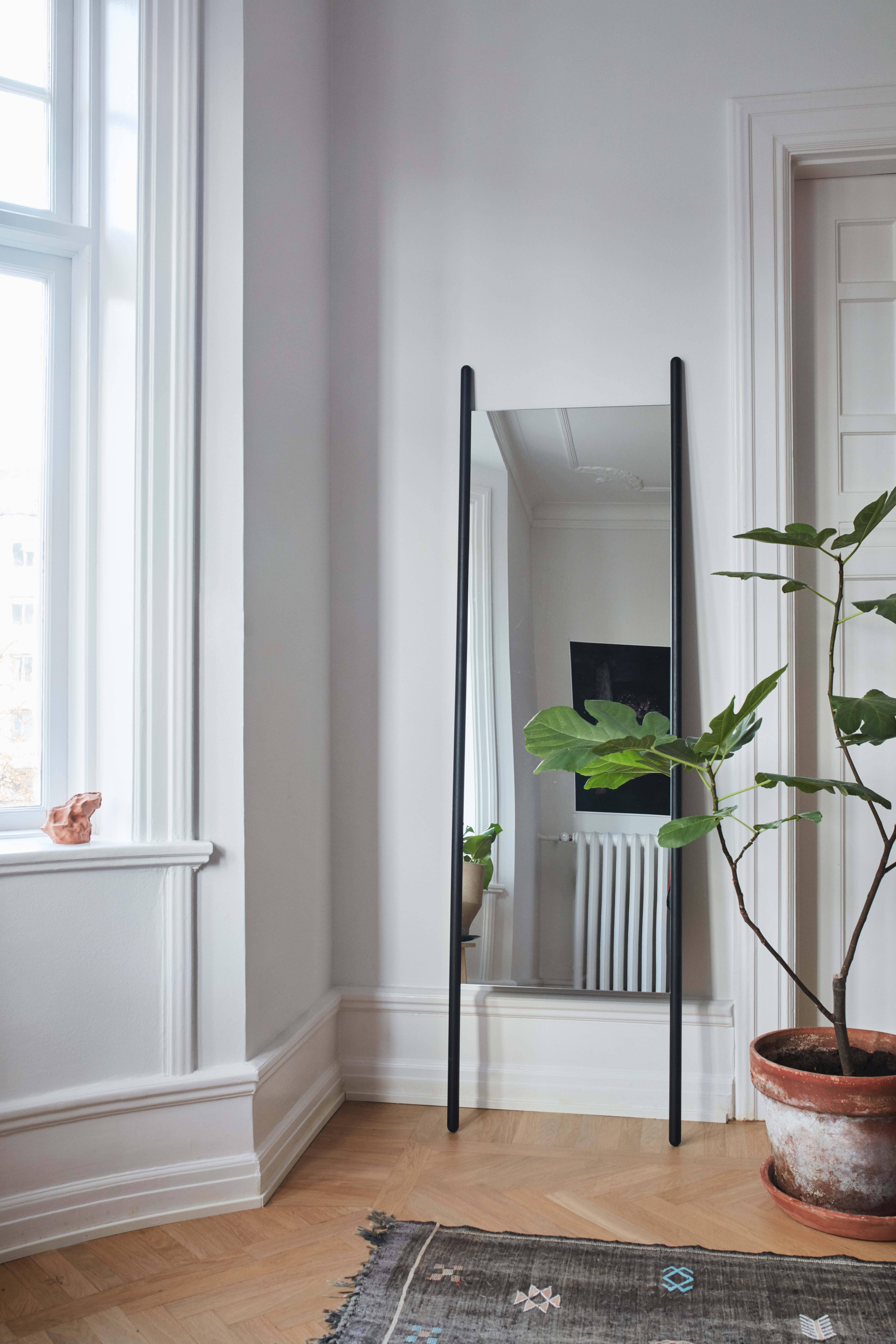 Georg Mirror Black